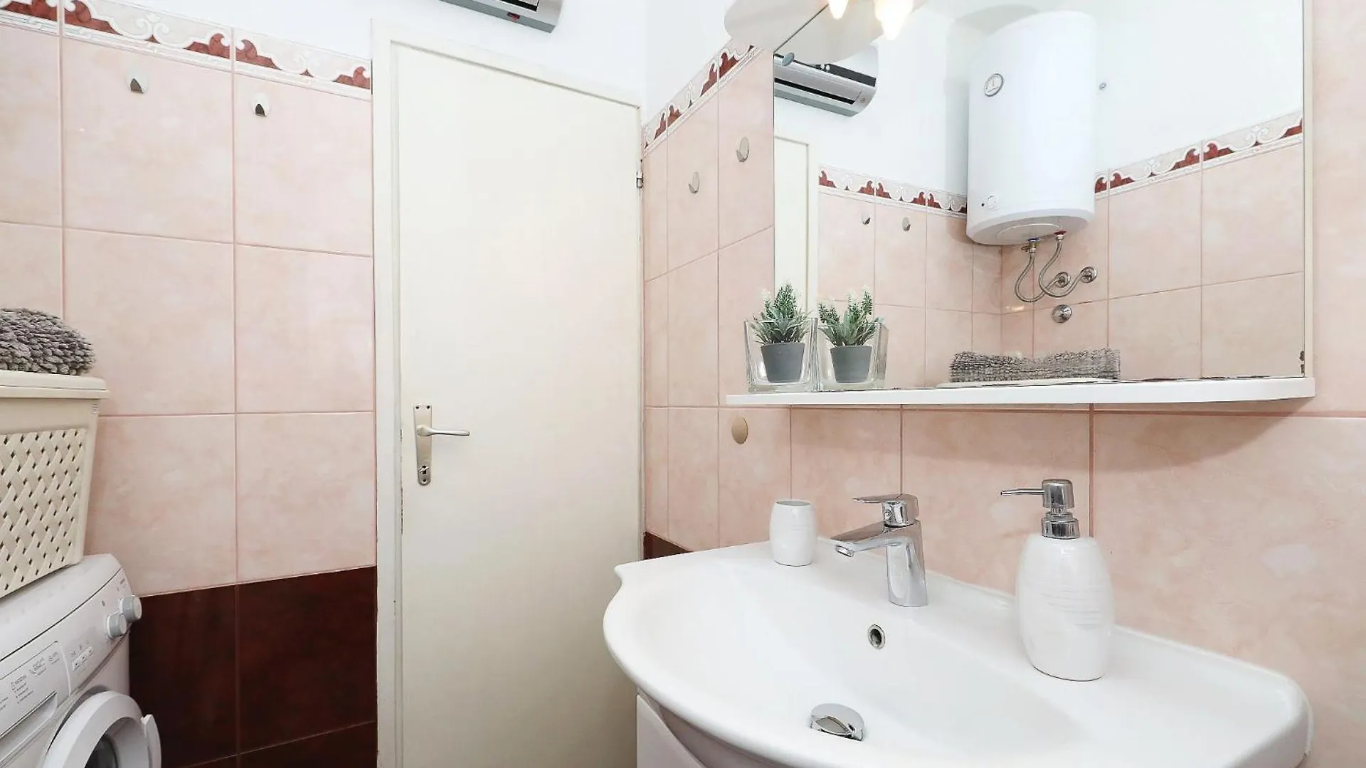 Marina, No 2 Apartment Rovanjska 0*,  Croatia
